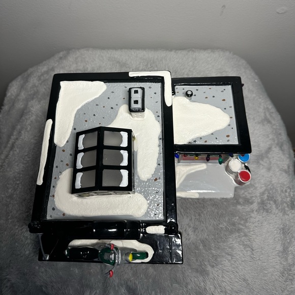 Department 56 The Original Snow Village “Harley-Davidson Motorcycle Shop” - Picture 12 of 16